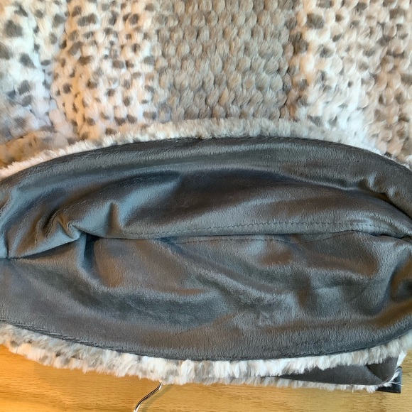 Artisan 34 Rabbit Print Faux Fur Throw Blanket - Picture 4 of 4